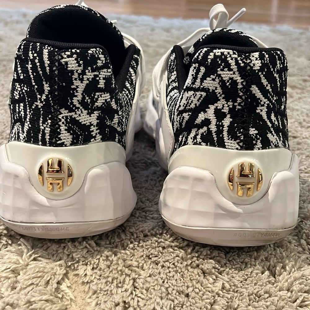 Gently used men’s sneakers - Picture 2 of 5